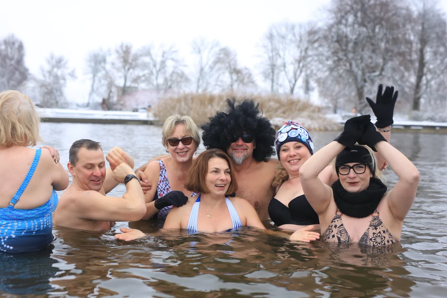 Światowy Dzień Morsa. Lubelscy amatorzy zimnych kąpieli nie boją się mrozu