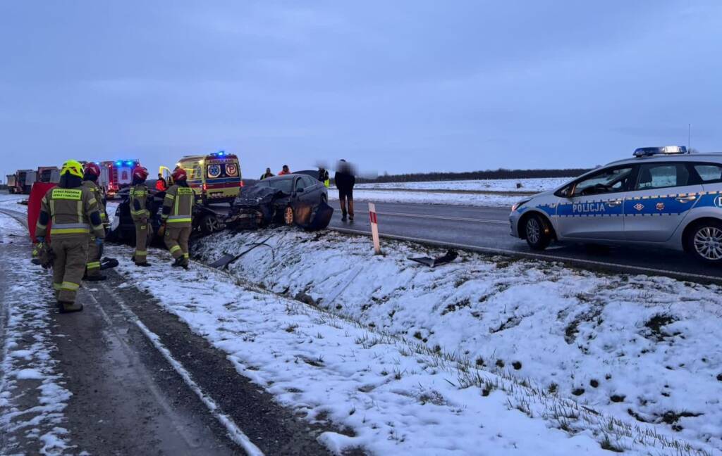 Tragedia na drodze wojewódzkiej. Jedna osoba nie żyje po czołowym zderzeniu 1 EAttachments90957458a41a222791e61469b0546c50e6c5adf xl