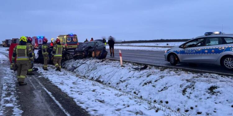 Tragedia na drodze wojewódzkiej. Jedna osoba nie żyje po czołowym zderzeniu 1 EAttachments90957458a41a222791e61469b0546c50e6c5adf xl