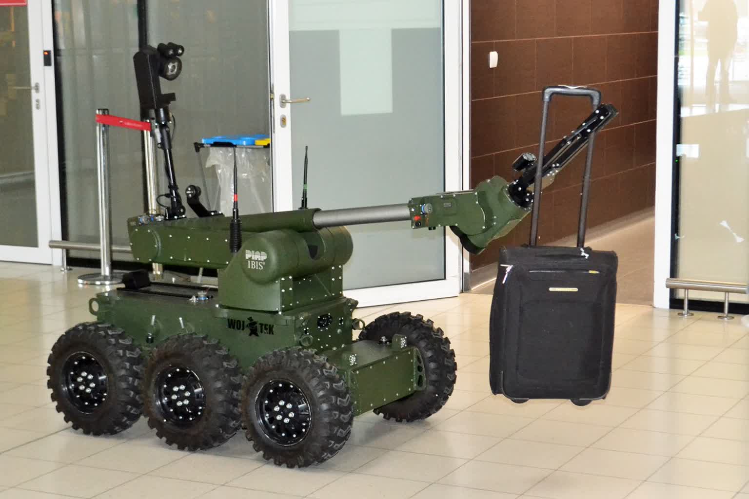 Ćwiczenia Straży Granicznej na lotnisku. Robot „Wojtek” przejął podejrzany bagaż [ZDJĘCIA]