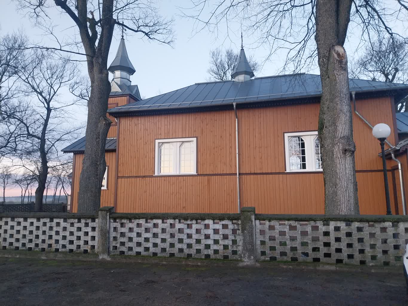 Obraz na ścianie drewnianego kościoła już po renowacji