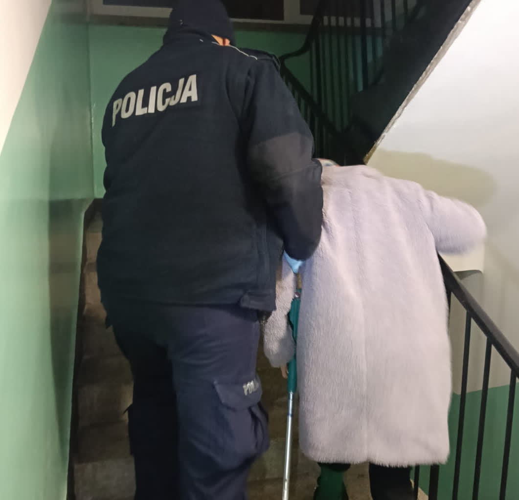 Osłabiona i wyziębiona. Policja pomogła 60-latce wrócić do domu