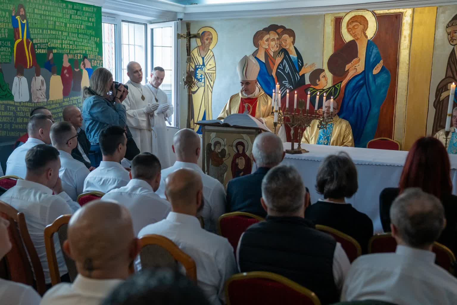 Osadzeni z lubelskiego aresztu przepisali Biblię [ZDJĘCIA]