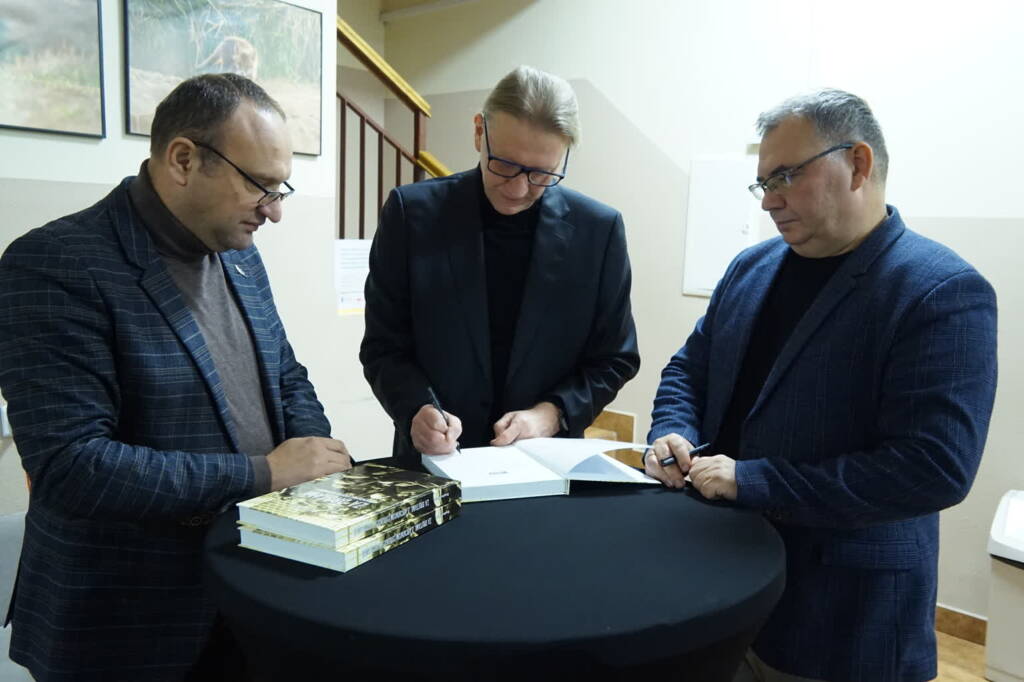 Książka i reportaż. "Za drutami. Z archiwum ludzkich wspomnień" 1 EAttachments9106619f5f07c2e9fec06634ede16bf9155207a xl