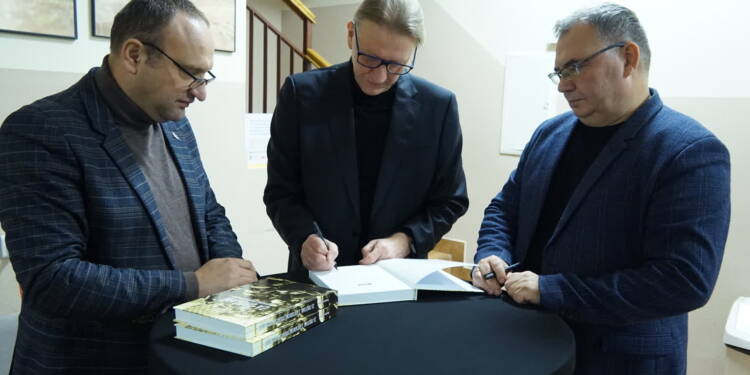 Książka i reportaż. "Za drutami. Z archiwum ludzkich wspomnień" 1 EAttachments9106619f5f07c2e9fec06634ede16bf9155207a xl