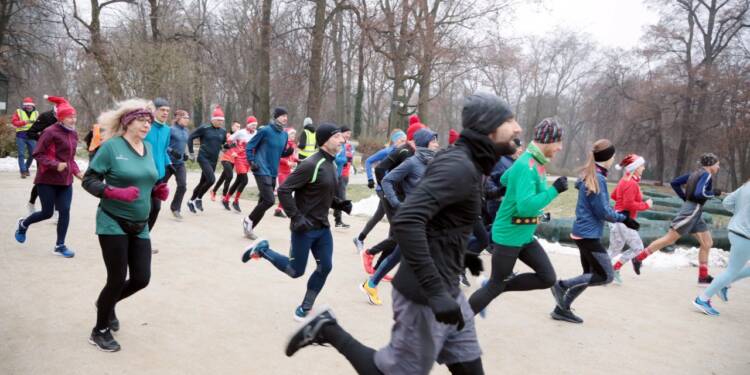 Miłośnicy biegania spotkali się w Ogrodzie Saskim 1 2022-12-03T09:06:25:54 , Fot. Piotr Michalski 2022.12.03. LUBLIN . PARKRUN EDYCJA MIKOLAJKOWA . OGROD SASKI . FOT. PIOTR MICHALSKI