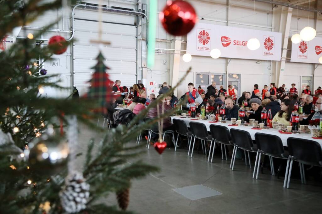 Wspólnie zasiedli do stołu. Tysiąc osób na Wigilii Miłosierdzia Caritas Archidiecezji Lubelskiej 2 EAttachments76214357733facbd06fb28989717466a99cc70e