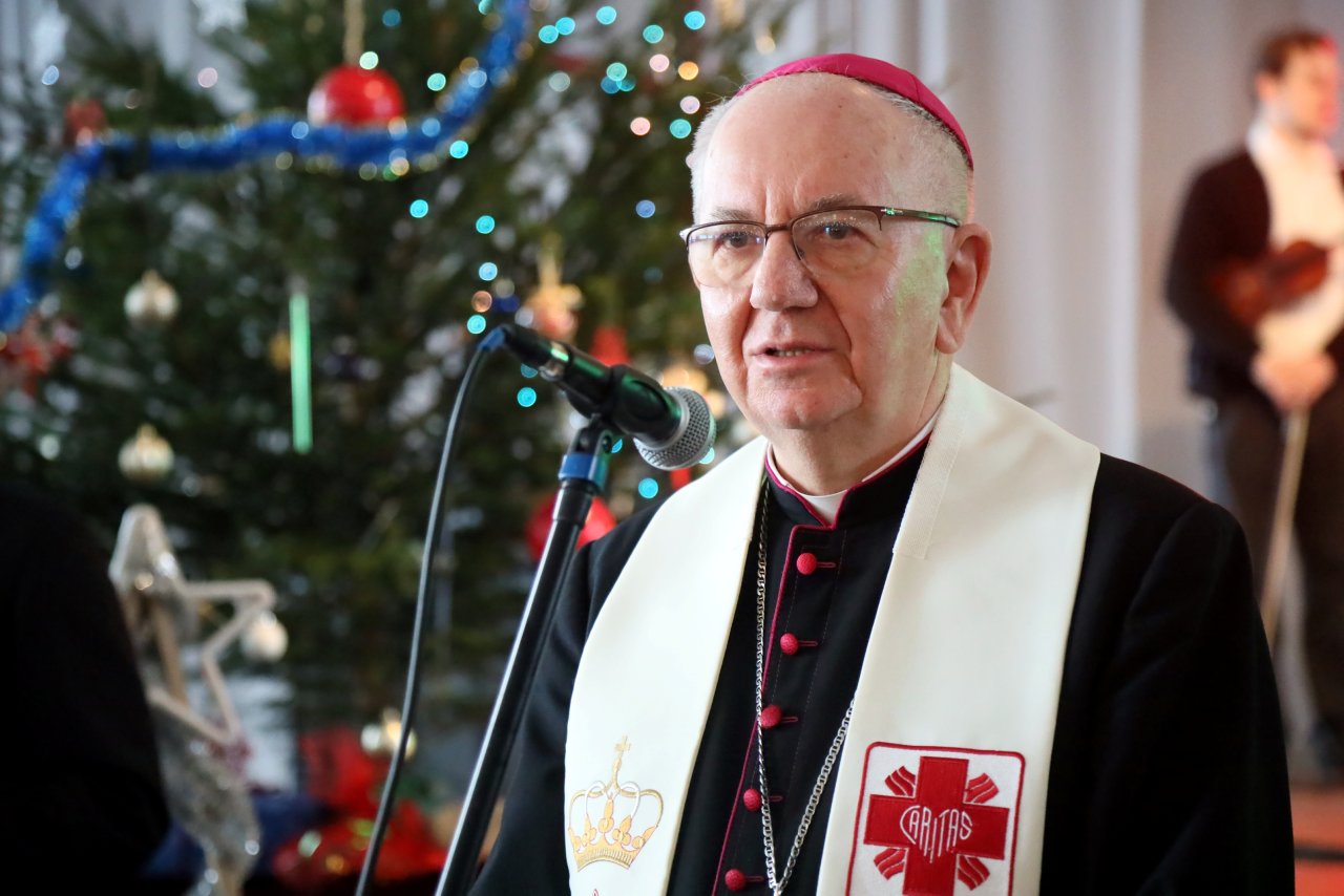 Wspólnie zasiedli do stołu. Tysiąc osób na Wigilii Miłosierdzia Caritas Archidiecezji Lubelskiej 2 pm_WIGILIA-241223-017.jpg