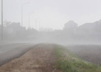 Noc i poranek we mgle. Alert IMGW dla regionu 2 2020.11.01. LUBLIN . MGLA W DZIEN WSZYSTKICH SWIETYCH . FOT. PIOTR MICHALSKI