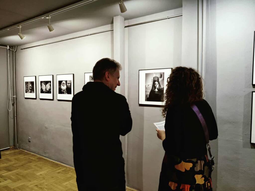 „Człowiek w teatrze życia codziennego". Wystawa Anny Michalak-Pawłowskiej 3 EAttachments9116513156005c5baf40ff51a327f1c34f2975b xl