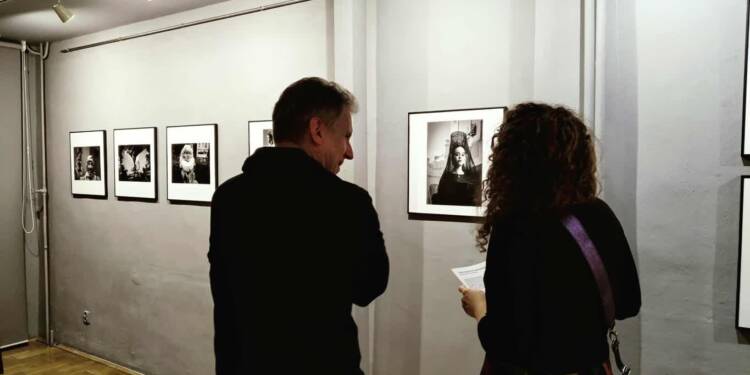 „Człowiek w teatrze życia codziennego". Wystawa Anny Michalak-Pawłowskiej 1 EAttachments9116513156005c5baf40ff51a327f1c34f2975b xl