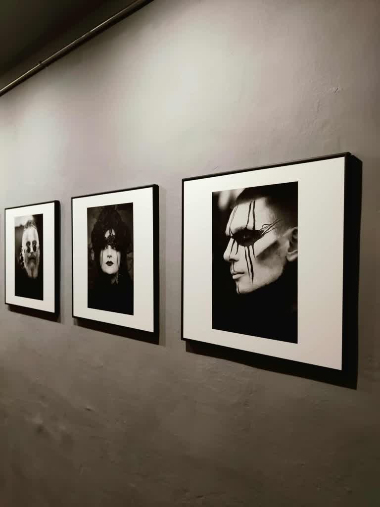 „Człowiek w teatrze życia codziennego”. Wystawa Anny Michalak-Pawłowskiej