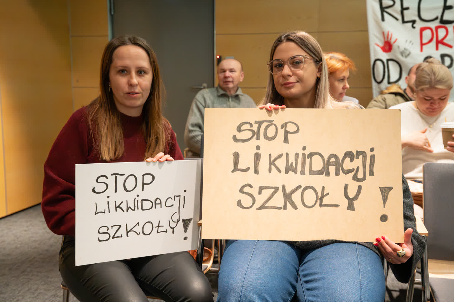 Po protestach: radni wycofują likwidację szkoły, ale Kolegium znika [ZDJĘCIA]