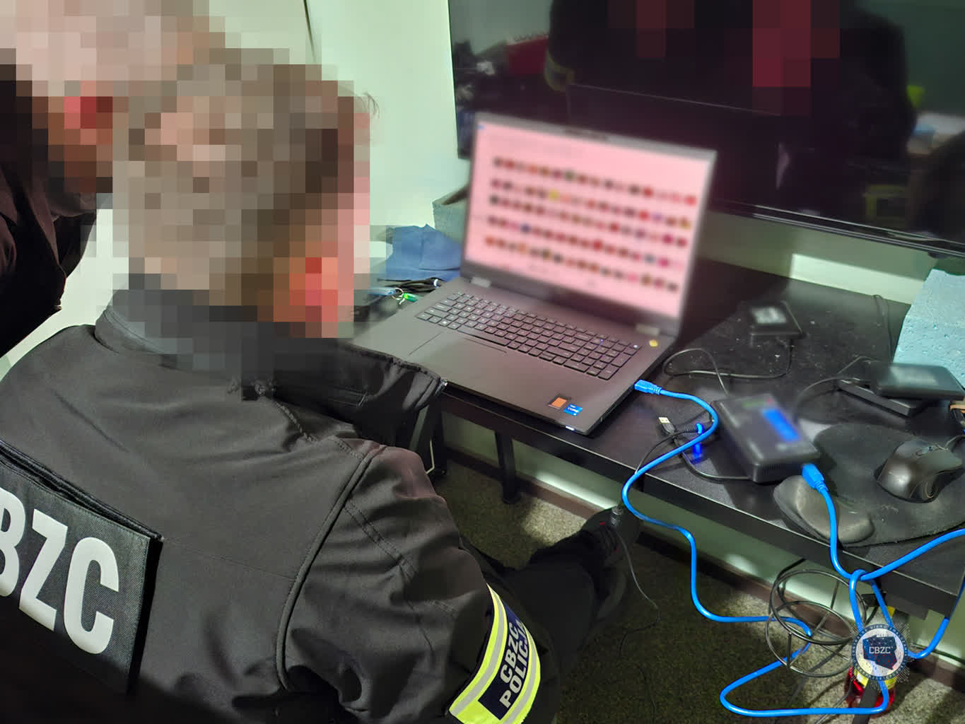 Policjanci uderzyli w pedofilów. Zatrzymano ponad 100 osób i zabezpieczono ok. 600 tys. plików [ZDJĘCIA]