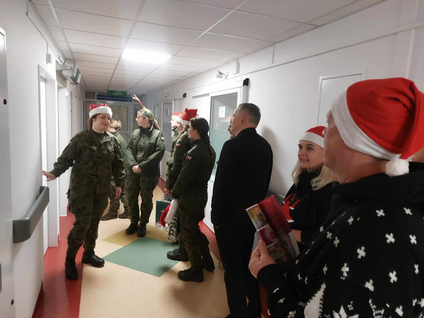 Gdy dobro szybuje wysoko! Podniebni wolontariusze z prezentami w puławskim szpitalu