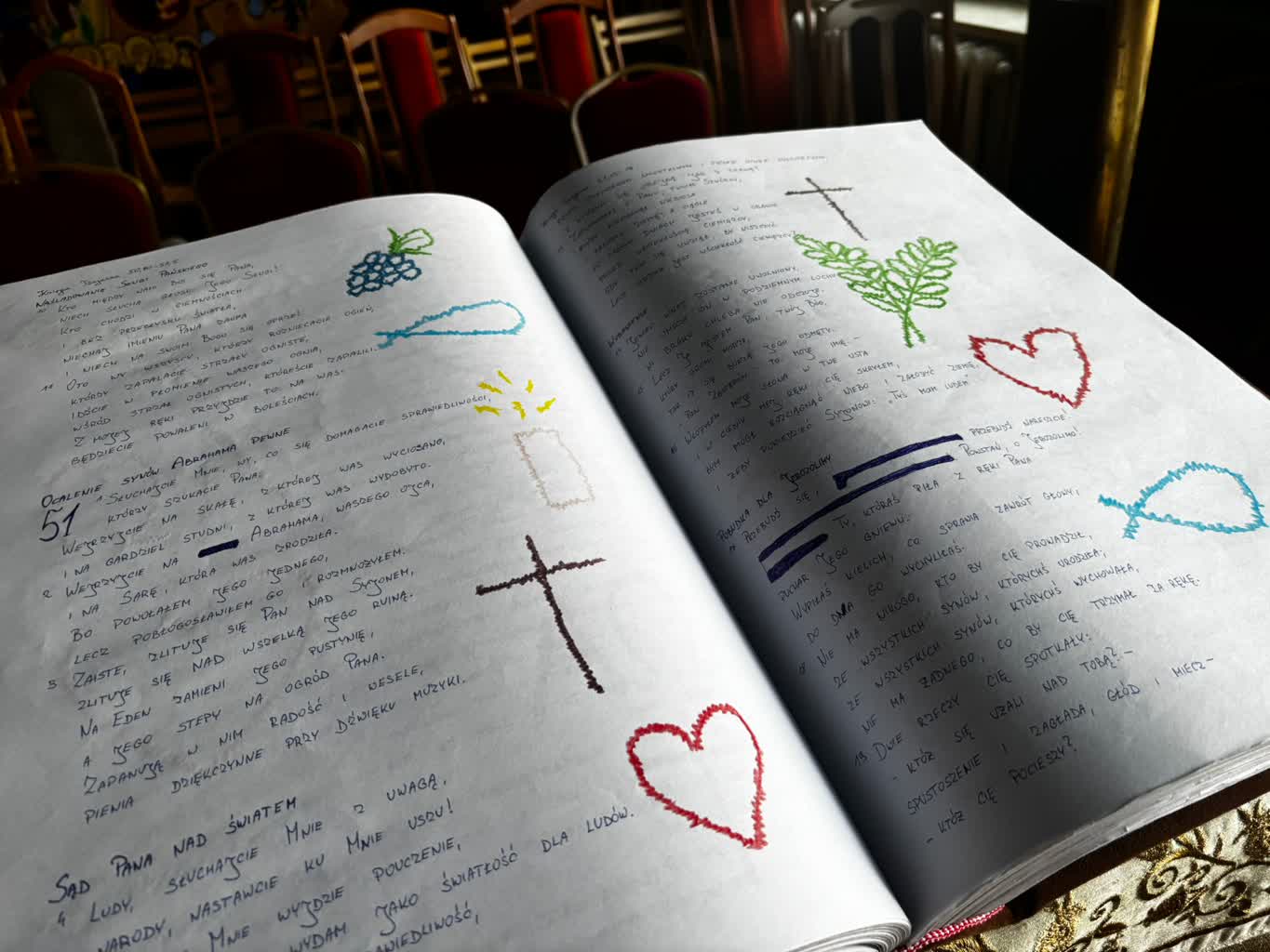 Wyjątkowa resocjalizacja w Lublinie: więźniowie kończą przepisywanie drugiej Biblii 2 571278026_1332352202237706_7607769121458101774_n.jpg