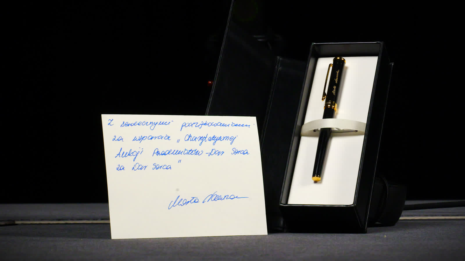 „Aukcja” charytatywna w Lublinie. Dzieła sztuki za dary dla dzieci 4 Pióro poziom.JPG