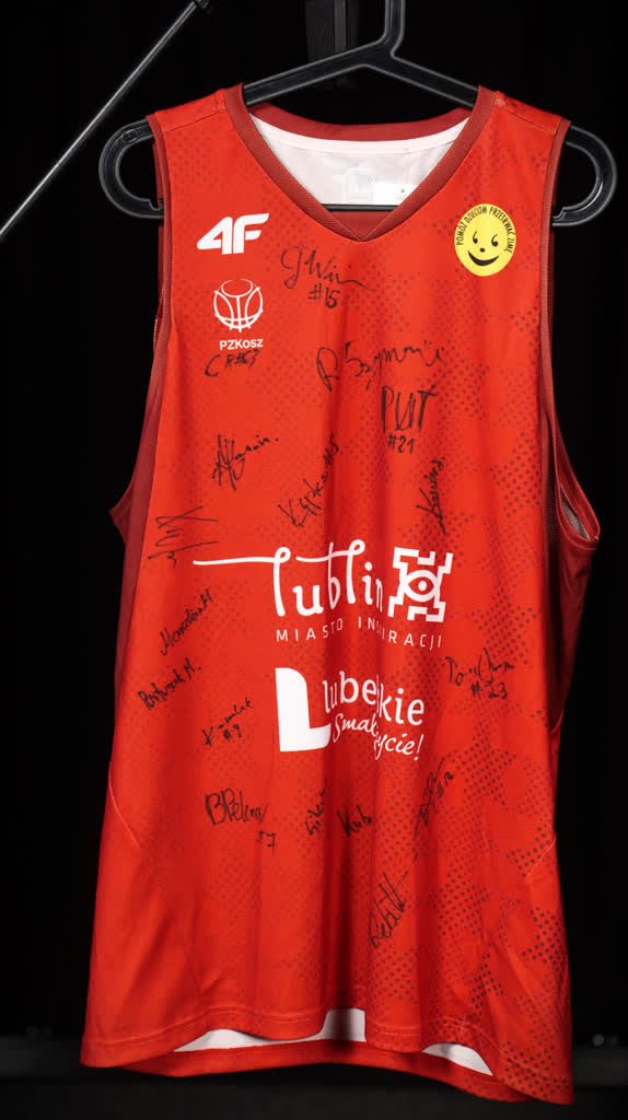 „Aukcja” charytatywna w Lublinie. Dzieła sztuki za dary dla dzieci 2 Koszulka pion.JPG