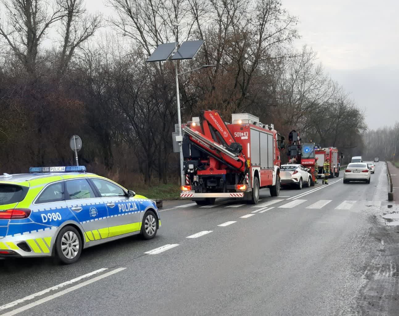 Puławy: czołowe zderzenie na Dęblińskiej. Kierująca trafiła do szpitala 2 596151757_802637672793707_7816167039976421801_n.jpg
