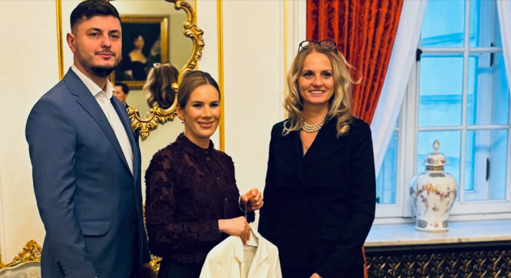 Sukienka Pierwszej Damy na aukcji. Ponad 10 tysięcy złotych dla osób z niepełnosprawnościami 1 EAttachments91942362e56248b5074f101f2ef59d04d3320d7 xl