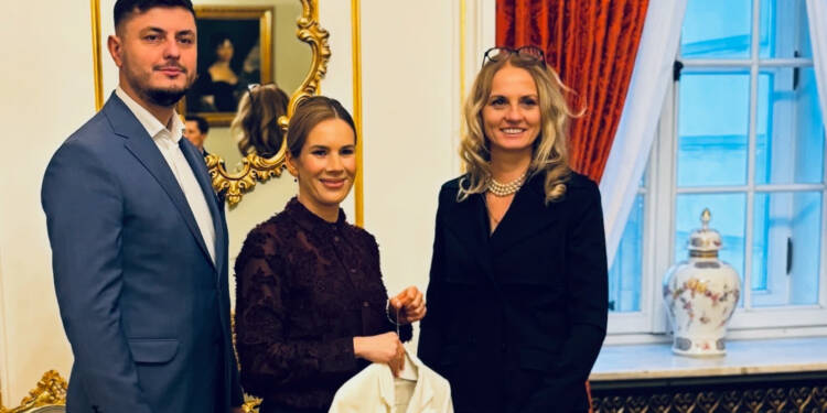 Sukienka Pierwszej Damy na aukcji. Ponad 10 tysięcy złotych dla osób z niepełnosprawnościami 1 EAttachments91942362e56248b5074f101f2ef59d04d3320d7 xl