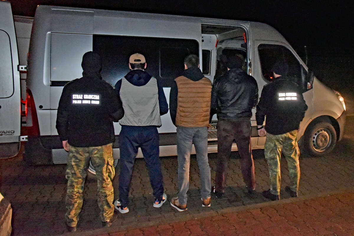Mają na koncie kradzieże i rozboje. Cudzoziemcy wydaleni z Polski [ZDJĘCIA]