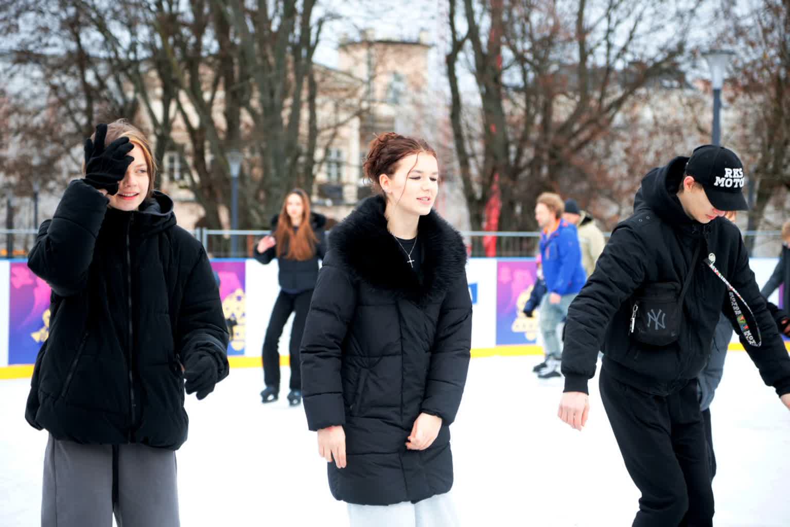 Wróciło po latach i przyciąga mieszkańców. Lodowisko stanęło na placu Litewskim