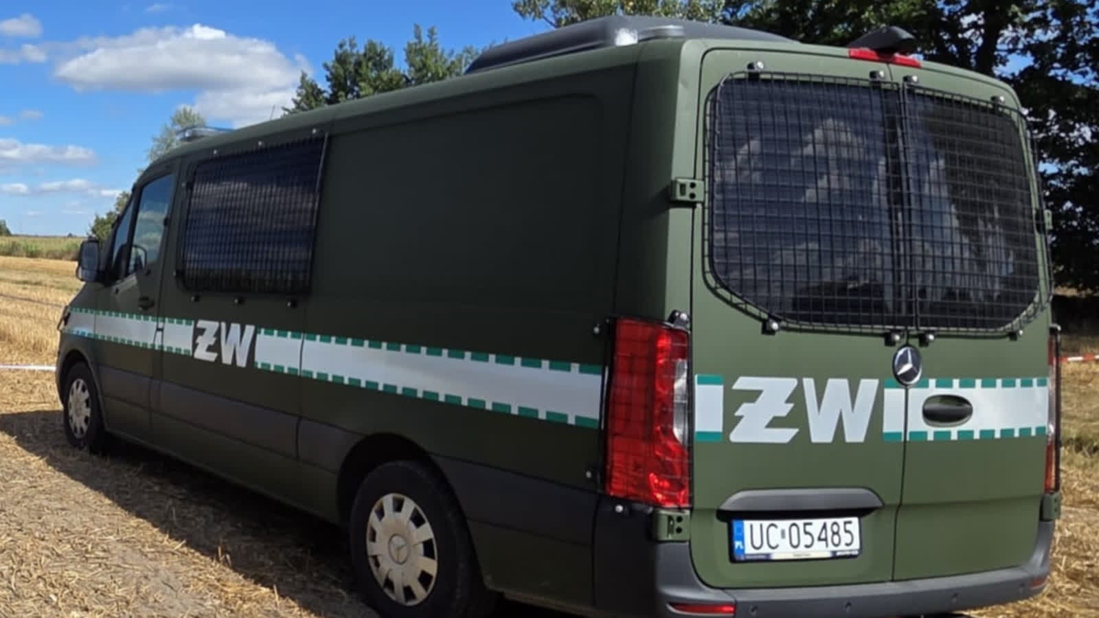 „Paniki nie ma”. Obiekt przypominający drona odkryty w lesie