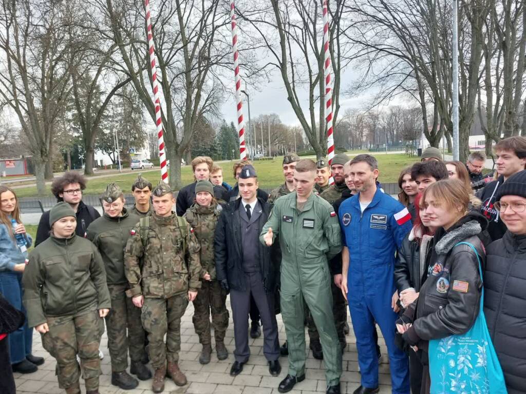 Sławosz Uznański-Wiśniewski gościem Lotniczej Akademii Wojskowej w Dęblinie 2 EAttachments92075545076ae0c9c115bdeae812ec598042102 xl