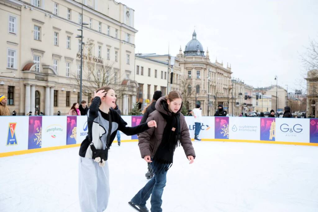 Na łyżwach w centrum miasta. Lodowisko na placu bardzo popularne 1 EAttachments92138947d08861a2e68e9d17d9122927e7f33b6 xl