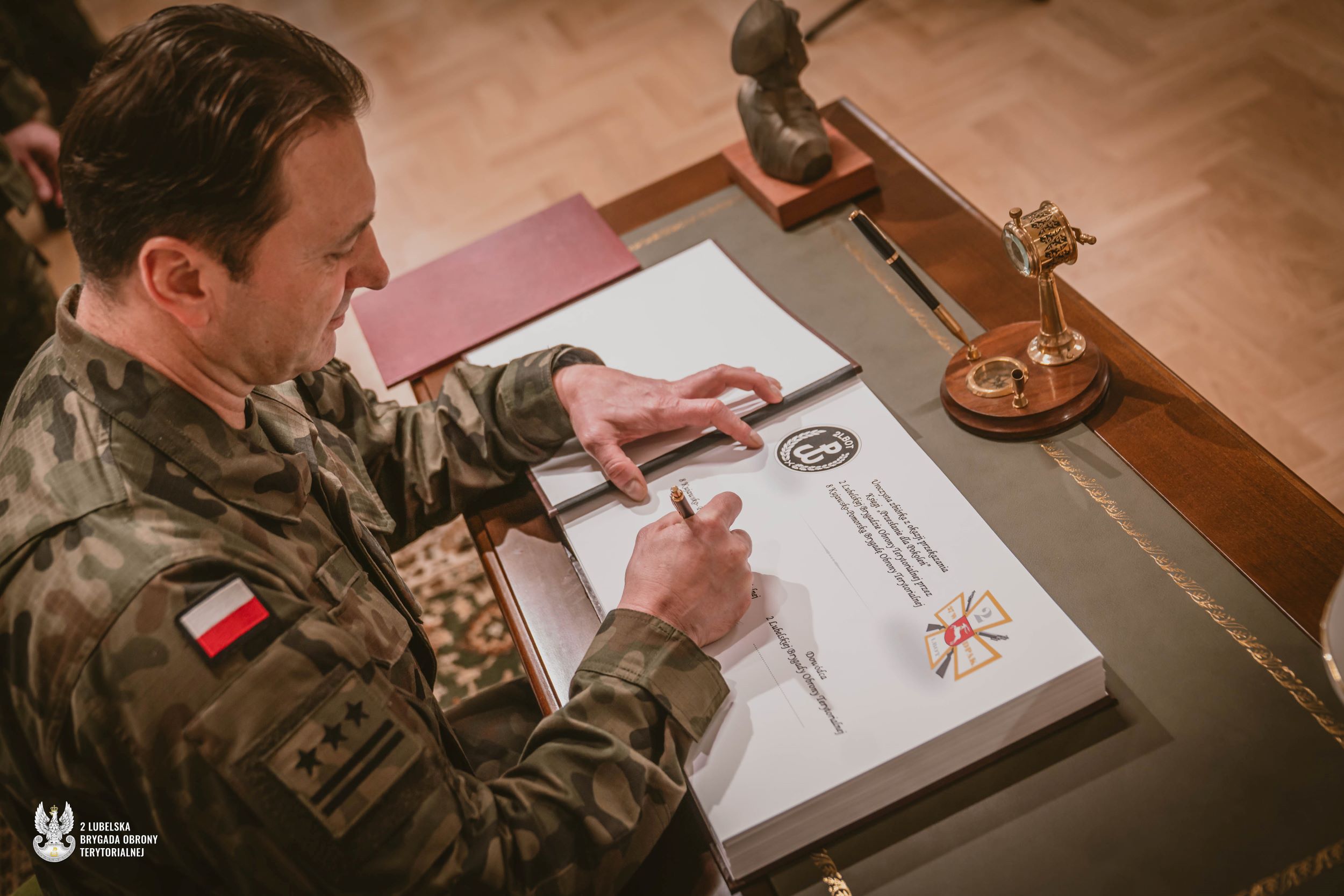 "Przesłanie dla Pokoleń". Wyjątkowy zbiór wspomnień trafił do lubelskich terytorialsów 4 2LBOT Księga Pokoleń_5.jpg