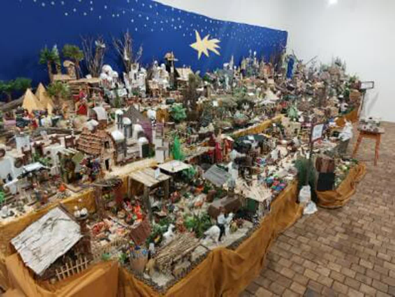 Ma 10 metrów, dziesiątki postaci i wciąż się rozrasta. Bożonarodzeniowa szopka w Wilkowie 2 598549858_1636128924463067_7269639868433860899_n.jpg