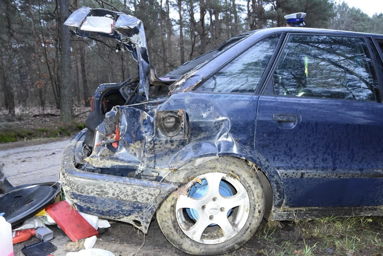 Prowadził mimo zakazu i rozbił auto o drzewo. Był pijany 3 349-281918.jpg