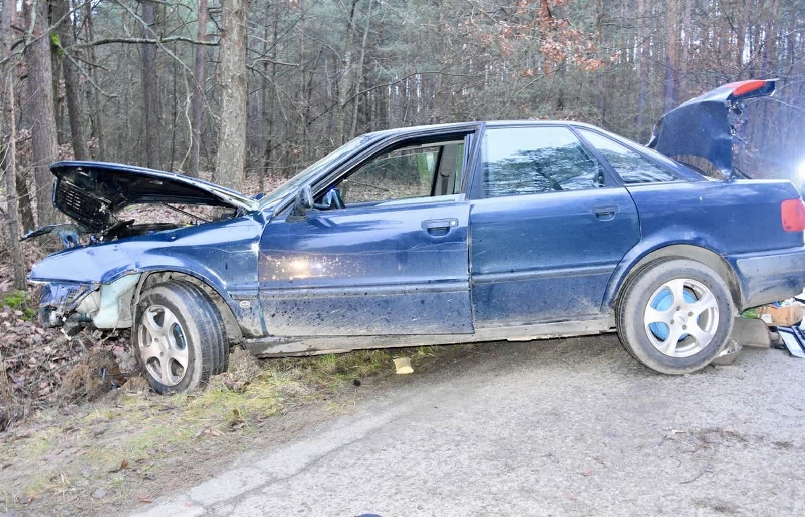 Prowadził mimo zakazu i rozbił auto o drzewo. Był pijany 2 349-281917.jpg
