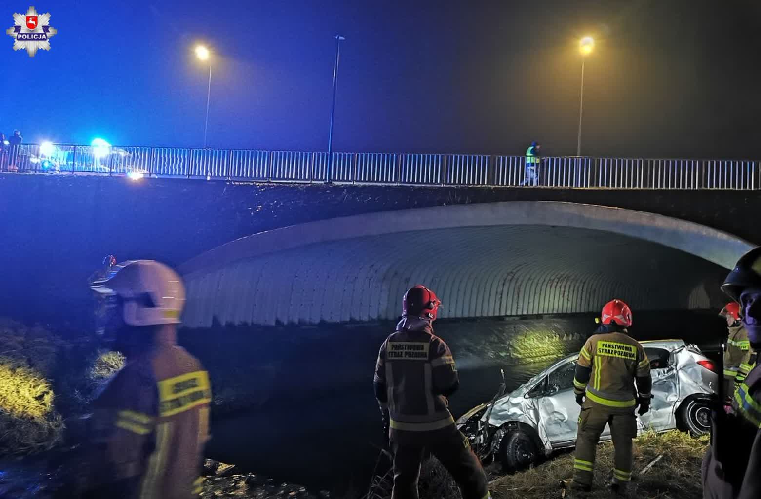 Osobówka w rzece, kierowca wziął nogi za pas 2 68-281958.jpg