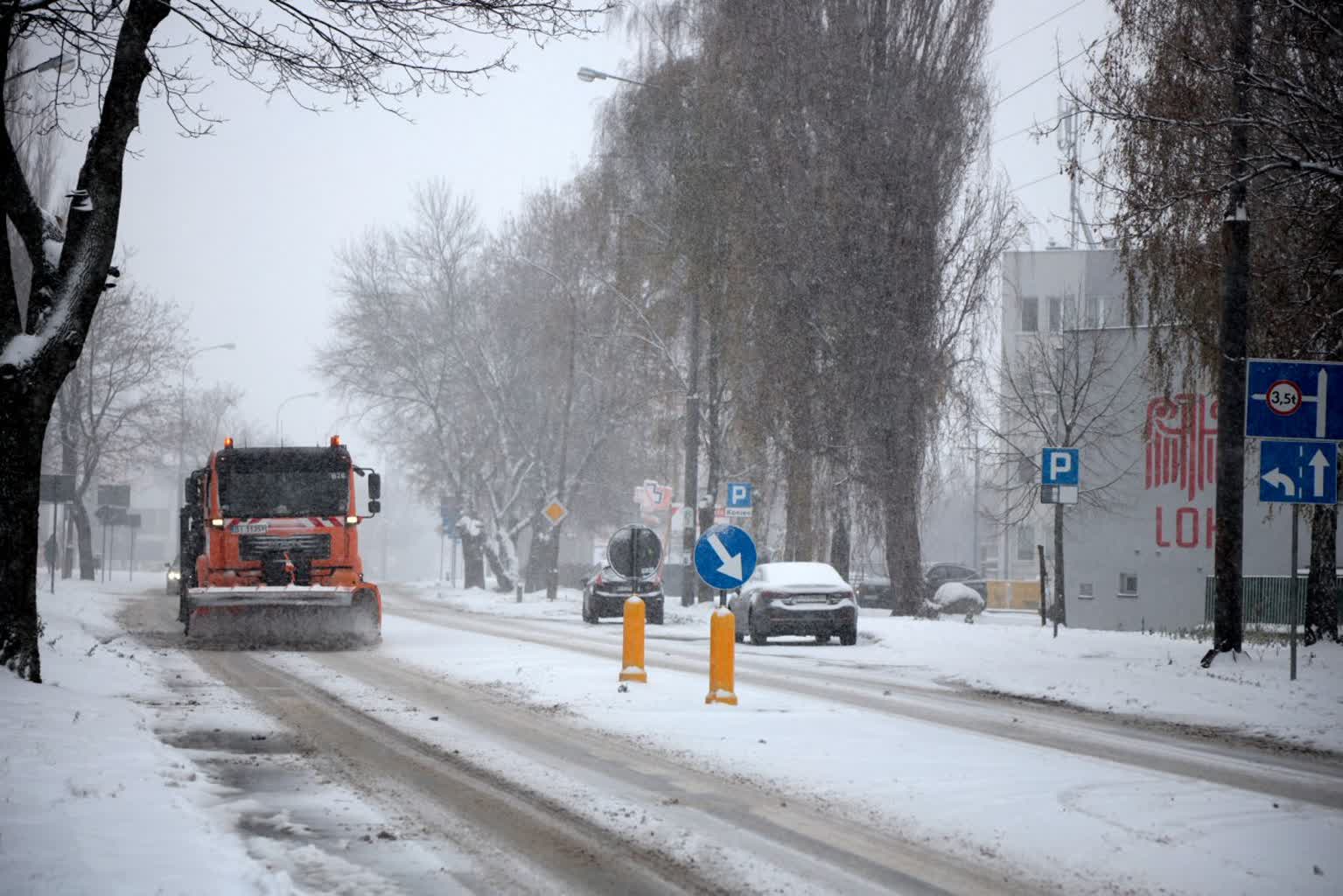 Zima na drogach regionu. Pogoda daje się we znaki kierowcom 2 pm_drogi-0212-003-2023-12-02-140237.jpg
