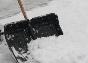 Odśnieżanie z MMS-em w tle. Nietypowe działanie prezesa zamojskiego PGK 2 2021.01.25. LUBLIN . ODŚNIEŻANIE ULIC . WROTKOW . FOT. PIOTR MICHALSKI