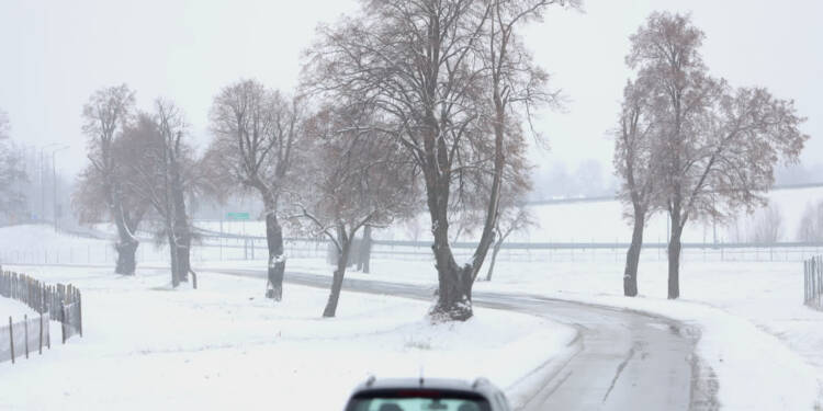 Zimowe warunki na drogach. O tych zasadach musisz pamiętać 1 EAttachments67357817ae2be6a519a2a7593092ee1b6b16b86 xl