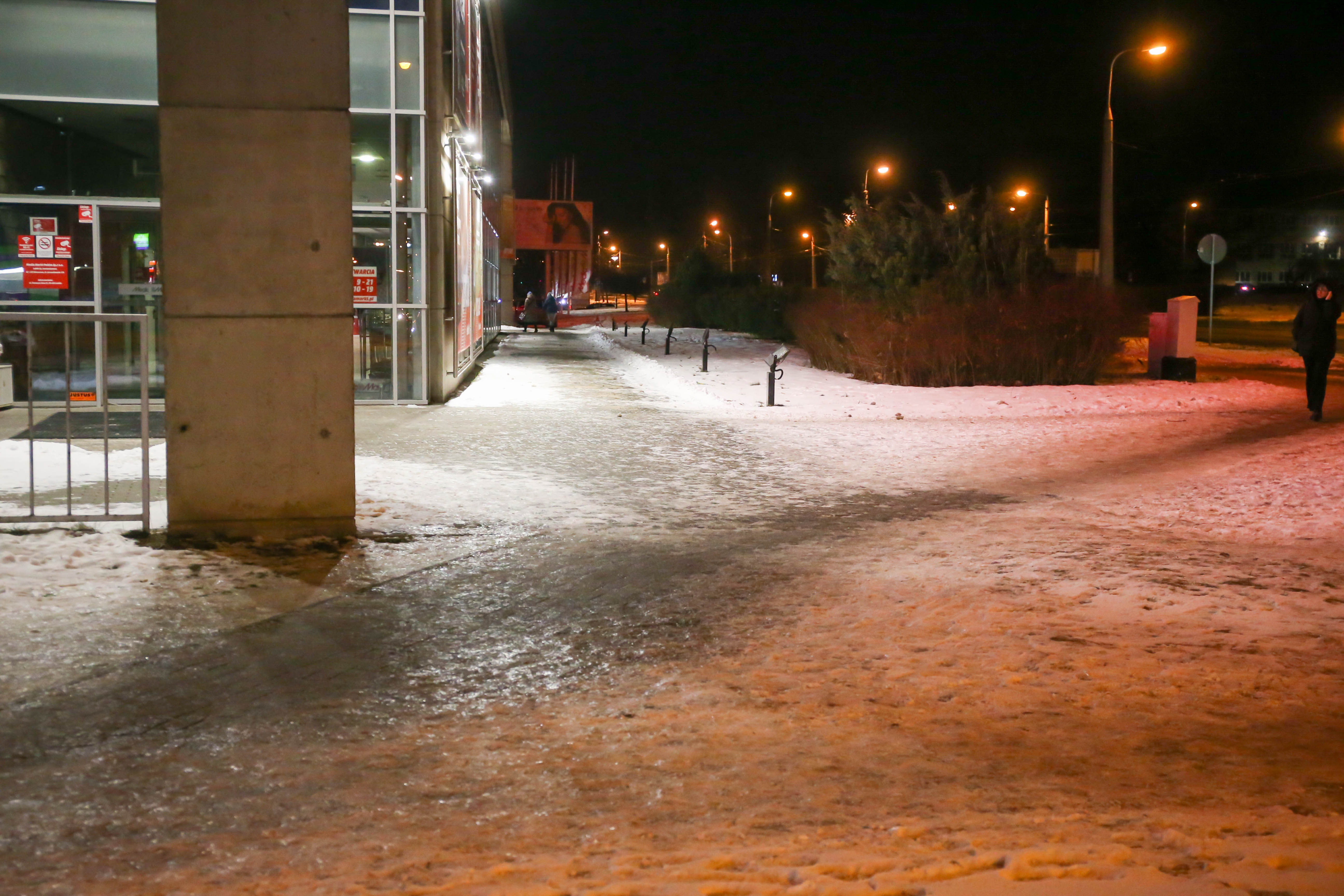 IMGW ostrzega przed gołoledzią w regionie. Na drogach będzie ślisko