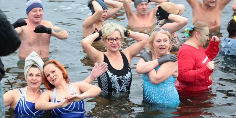 2024-12-29T12:06:33:00 ,  Fot. Piotr Michalski 
2024.12.29. LUBLIN . ZALEW ZEMBORZYCKI , TAMA . KAPIEL LUBELSKI KLUB MORSOW .
FOT. PIOTR MICHALSKI