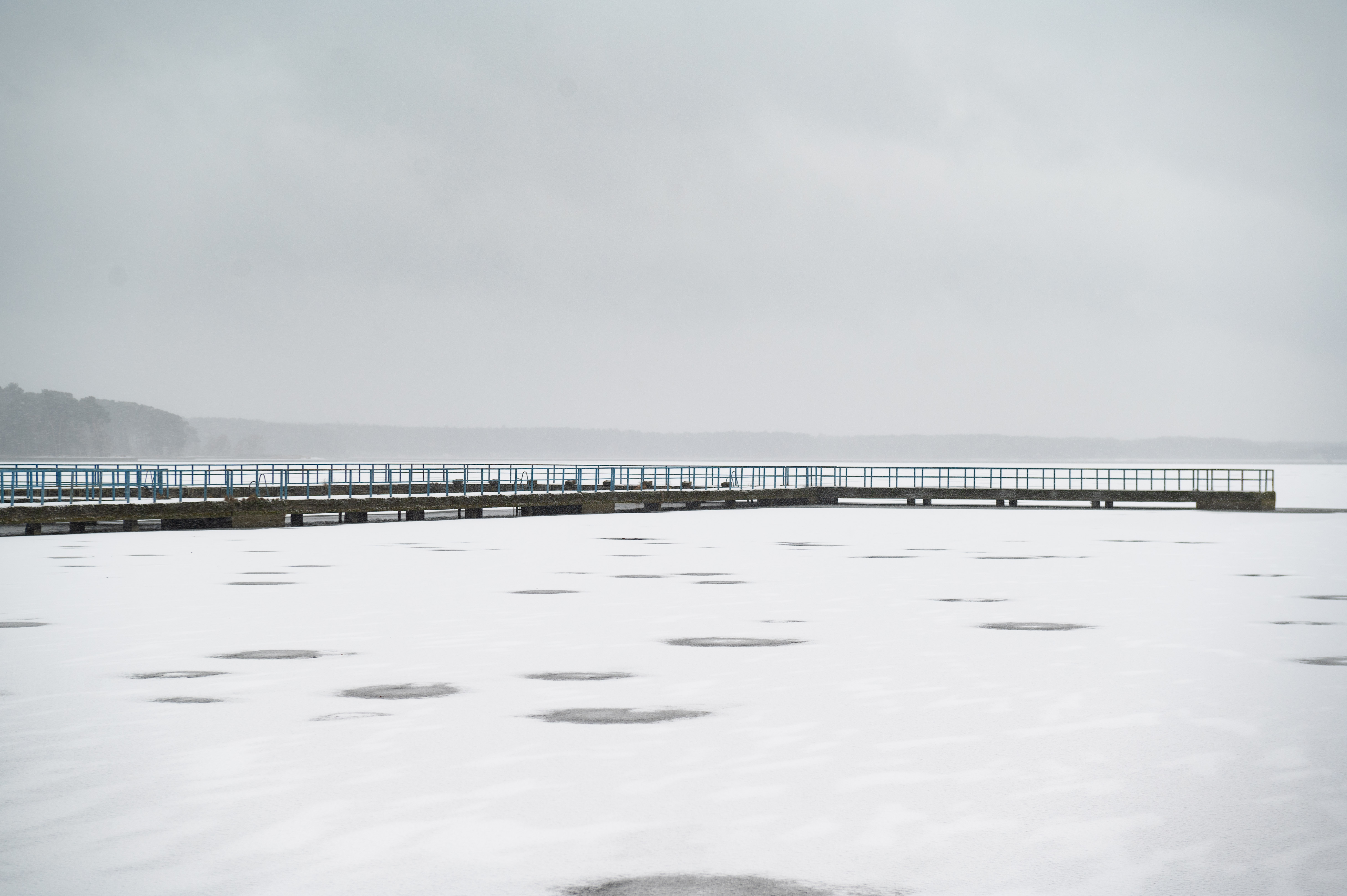 Grali w piłkę na zamarzniętym zalewie. Straż: to skrajna bezmyślność! [WIDEO]