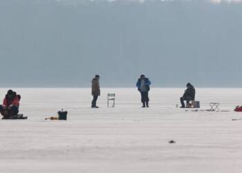 2025-02-26T10:34:59:45 ,  Fot. Piotr Michalski 
2025.02.26. LUBLIN . ZALEW ZEMBORZYCKI . CWICZENIA STRAZ POZARNA . RATOWANIE POSZKODOWANEGO Z PRZEREBEL .
FOT. PIOTR MICHALSKI