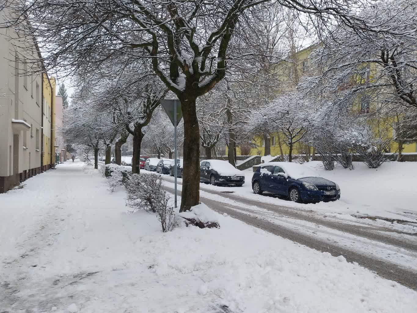 Zawieje i zamiecie śnieżne. Eksperci przypominają o zasadach bezpiecznej jazdy