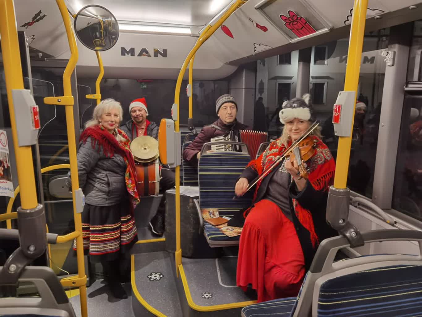 Rozśpiewany autobus z kolędnikami przejechał ulicami Zamościa