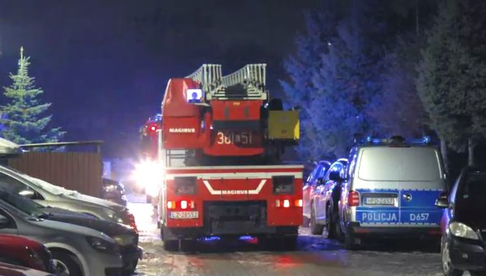 Pożar w bloku. Policjant uratował starszą kobietę