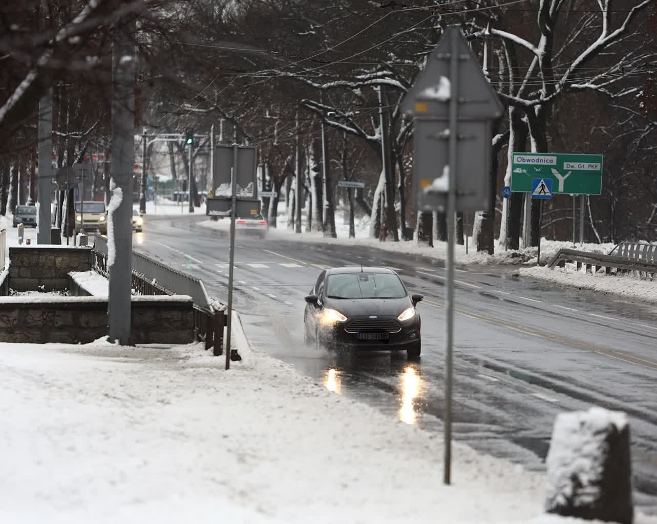 Błoto pośniegowe utrudnia jazdę na drogach w Lubelskiem
