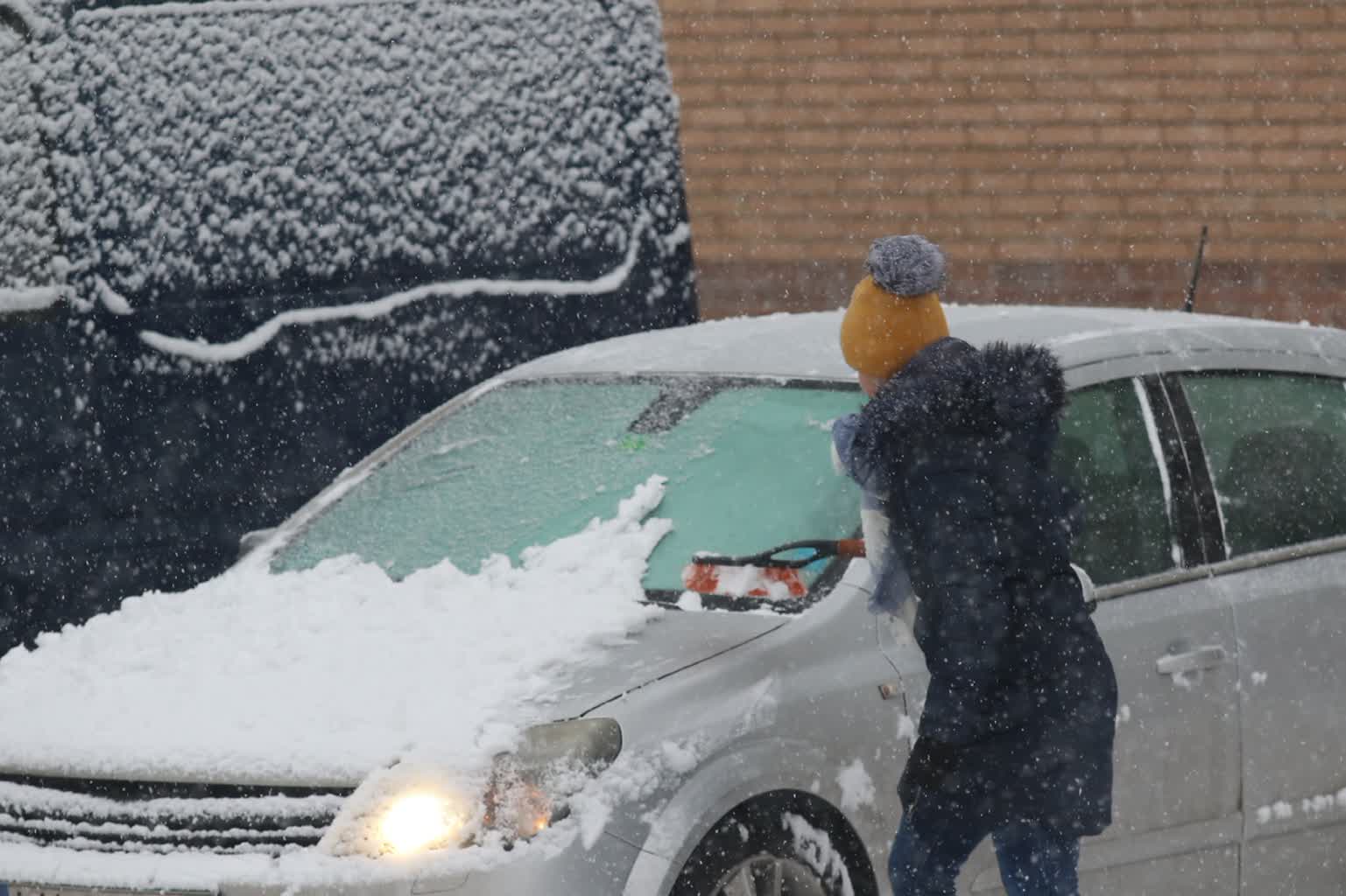 Silny mróz i śnieg. Instruktor jazdy radzi, jak bezpiecznie prowadzić auto