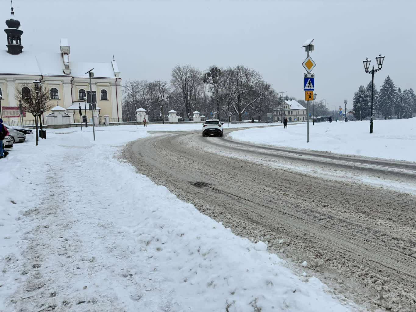 Zima uderzyła w regionie. Od rana trwa walka ze śniegiem [ZDJĘCIA]