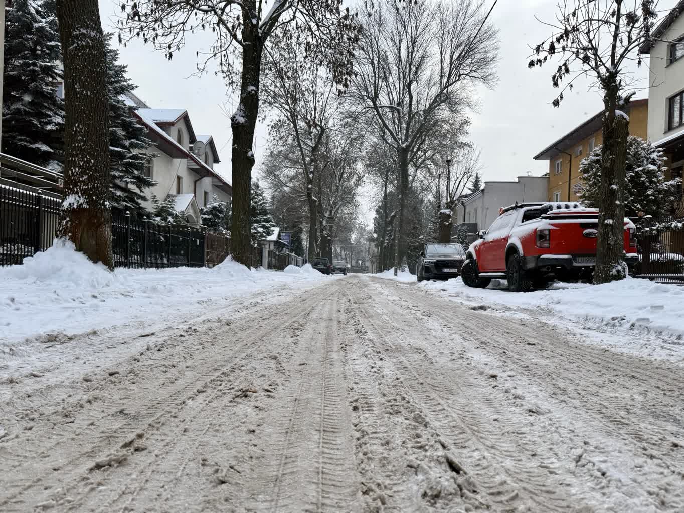 Zima daje się we znaki. Trudne warunki na drogach regionu