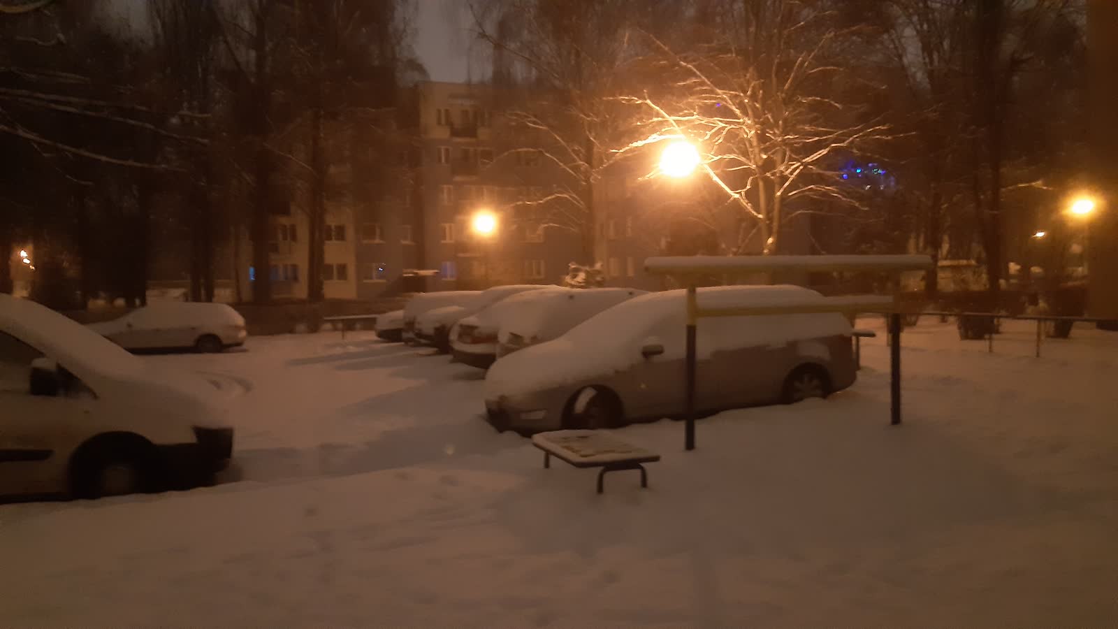 Warunki ekstremalne na drogach. Ekspert: Mimo to kierowcy jeżdżą jak w lecie [ZDJĘCIA]